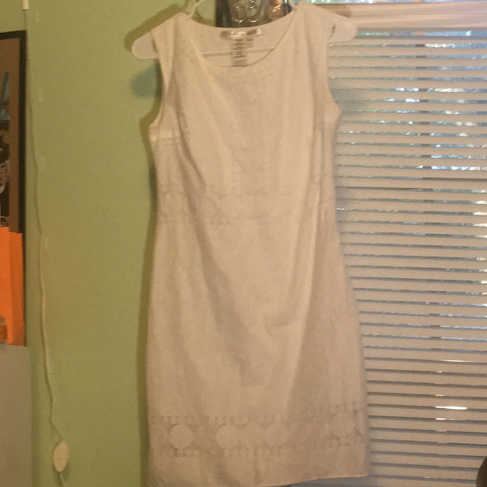White knee length formal dress w lace detail